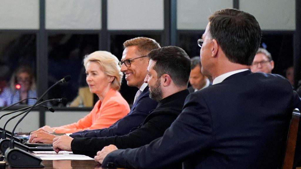 El presidente ucraniano, Volodímir Zelenski, el presidente de Finlandia, Alexander Stubb, el secretario general de la OTAN, Mark Rutte, y la presidenta de la Comisión Europea, Ursula von der Leyen.