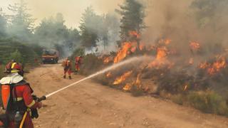 Una vecina de León no aguanta más y se niega a evacuar su pueblo: "Si nadie viene a apagar el fuego, cómo te vas a marchar"