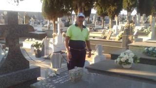 De albañil a enterrador en un cementerio de Ciudad Real: "Es una profesión difícil. Nunca te acostumbras a dar sepultura"