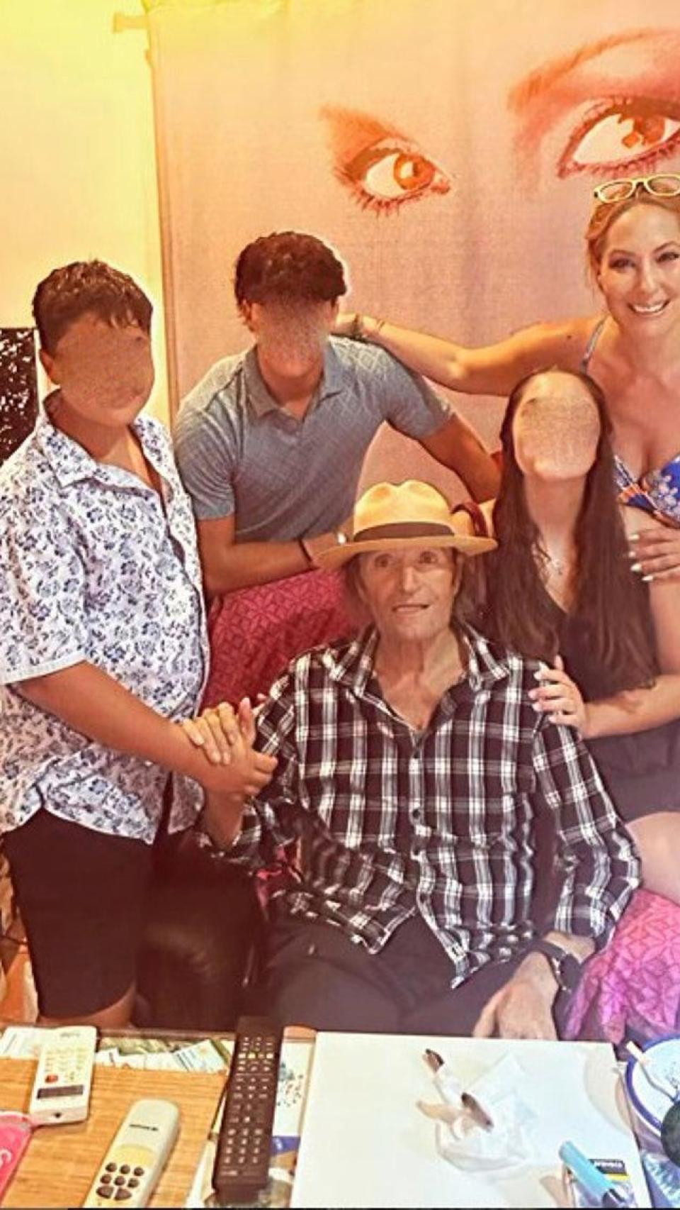 Amador Mohedano y la familia de su hija Chayo, en una fotografía de las redes sociales.