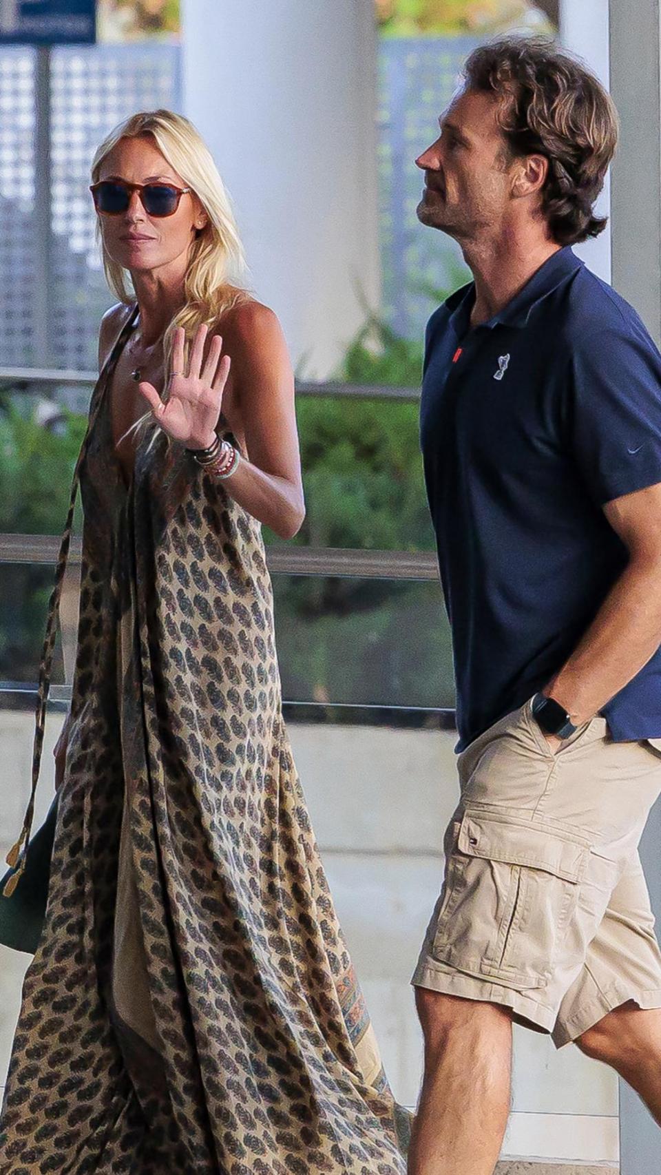 Carolina Cerezuela y Carlos Moyá, visitando Jaime Anglada.