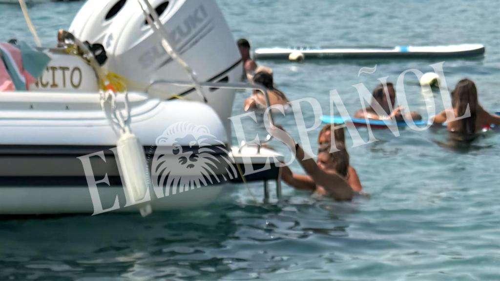 Terelu Campos subiendo la escalera del barco.
