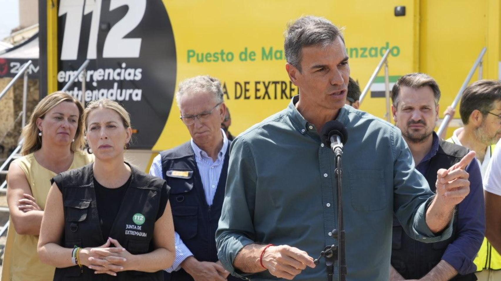El presidente del Gobierno, Pedro Sánchez, junto a la presidenta de la Junta de Extremadura, María Guardiola, en el Puesto de Mando Avanzado de Jarillas.