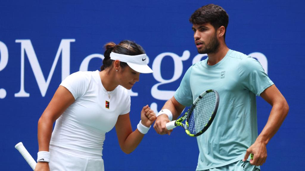 Alcaraz y Raducanu, durante el dobles mixto del US Open.