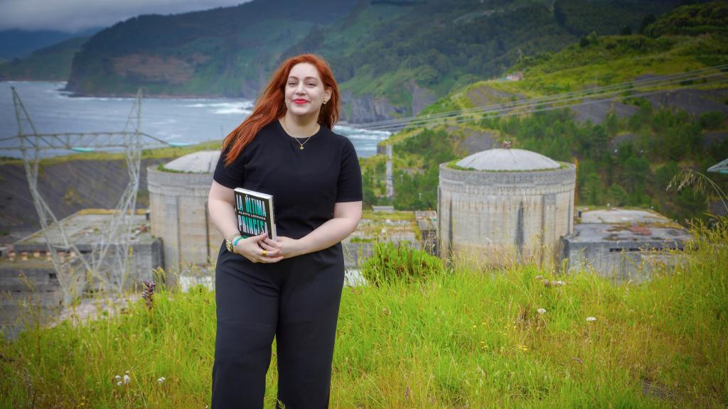 Alaitz Leceaga junto a la central nuclear de Lemóniz.
