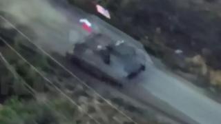 El vídeo de un blindado ruso que ondea la bandera de EEUU en Ucrania se hace viral y provoca la indignación de Kiev