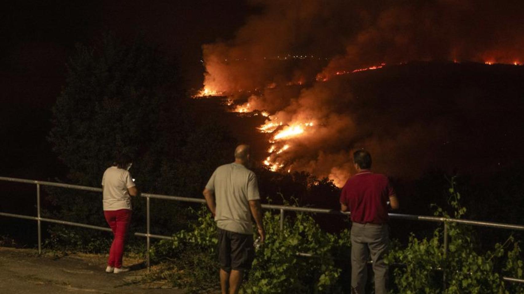  Me quedo a defender mi casa del fuego, no desalojo : las multas a las que se exponen los  insumisos  de los incendios