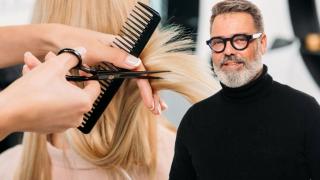 Víctor del Valle, peluquero: "Para estar joven a partir de los 50, este es el corte de pelo que siempre recomiendo"