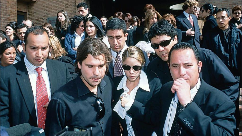 Shakira y Antonio de la Rúa, en el funeral de Patricia Telling, gerente del cantante, en 2004.