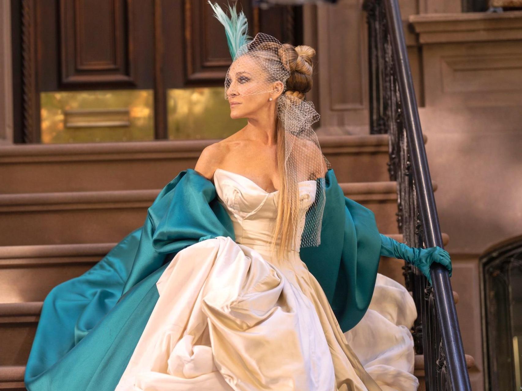 La actriz Sarah Jessica Parker interpretando a su personaje estrella, Carrie Bradshaw.