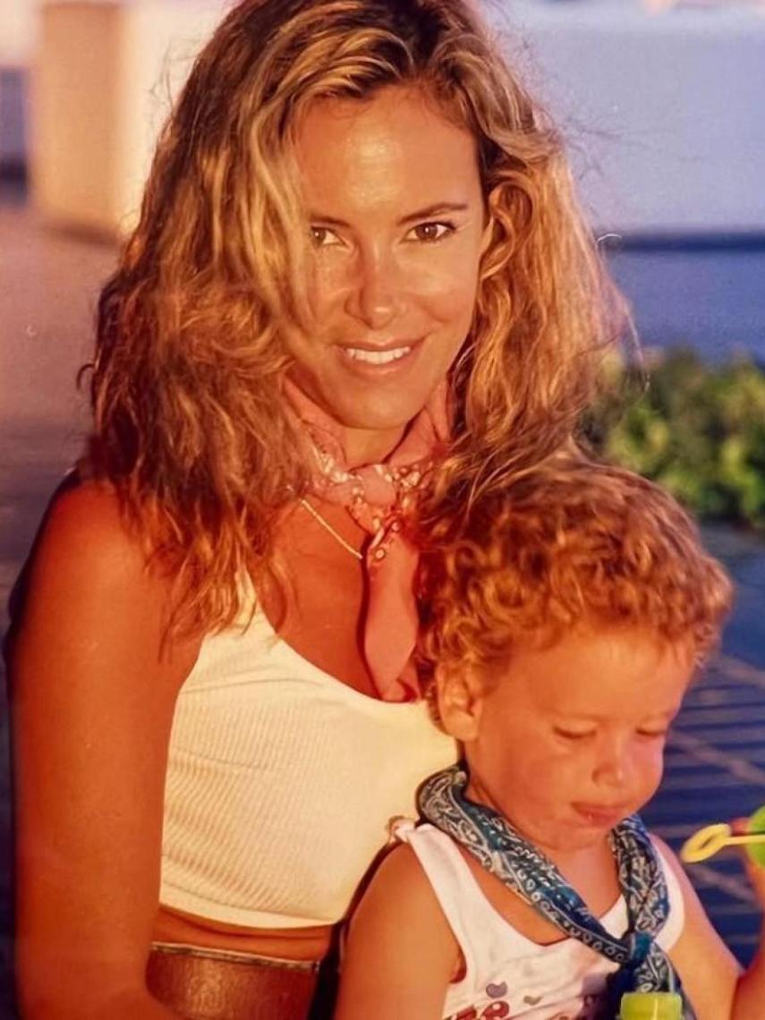Ana García Obregón con su hijo Álex, a imagen de sus redes sociales.