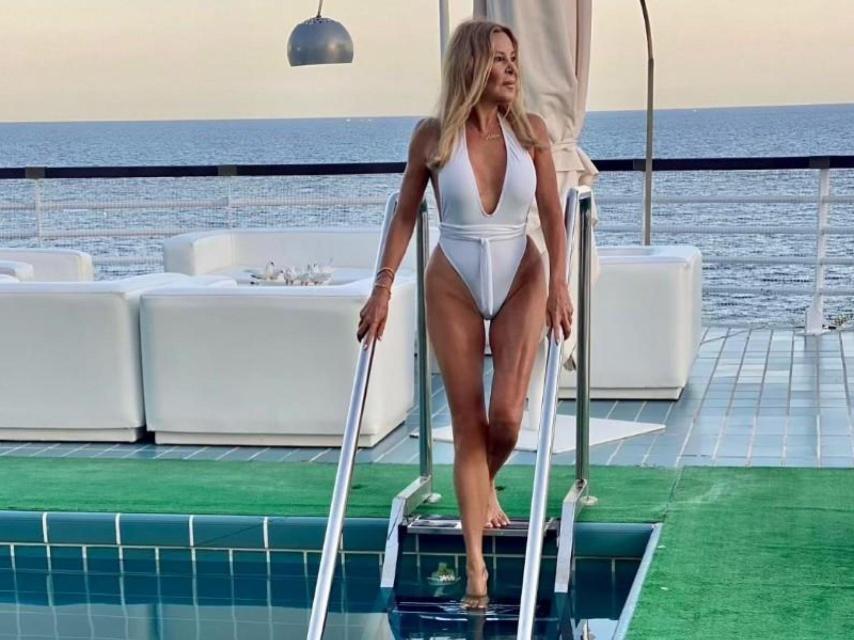 Ana García Obregón posando en la piscina de su casa en Mallorca.