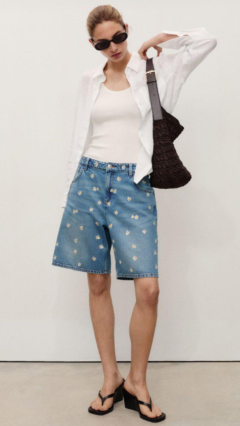 Bermudas de mezclilla bordado floral, mango.