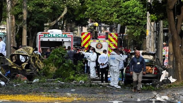 Fuerzas de seguridad y forenses trabajan junto a los escombros en la base aérea Marco Fidel Suárez, en Cali.