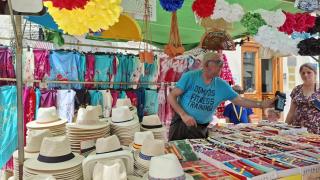 Paco, vendedor veterano en la Feria del Centro de Málaga: "Quieren quitarla sin pensar que muchos comemos de ella"
