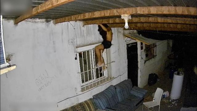 Momento captado en el que el detenido entra a robar a una peña en La Almunia de Doña Godina