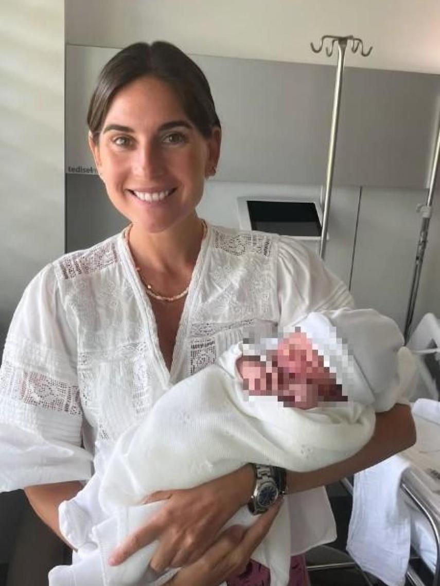 Lourdes Montes posando con orgullo con su sobrino.