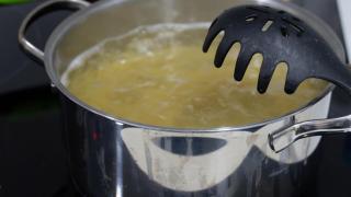 Heinz Wuth, investigador culinario: "Echar aceite al agua de la pasta no evita que se pegue, pero hacer esto sí"