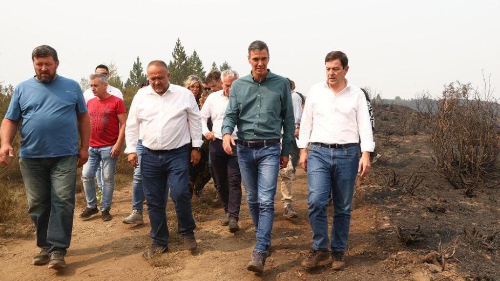 El presidente del Gobierno, Pedro Sánchez, en el incendio de Orallo en Villablino (León), acompañado del presidente de Castilla y León, Alfonso Fernández Mañueco, el pasado 17 de agosto.