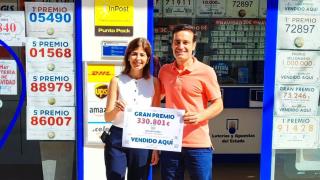 Víctor, emocionado tras caer el segundo premio de Euromillón en su administración en Jávea: "Llevamos una racha muy buena"