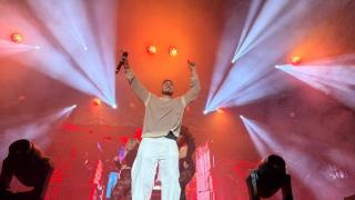 Omar Montes hace vibrar a la juventud de Ferrol en el arranque de las fiestas de verano