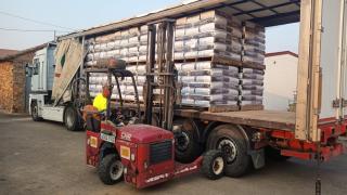 Más de 922.000 kilos de paja, forraje y pienso llegan a 74 ganaderías arrasadas por los incendios en Castilla y León