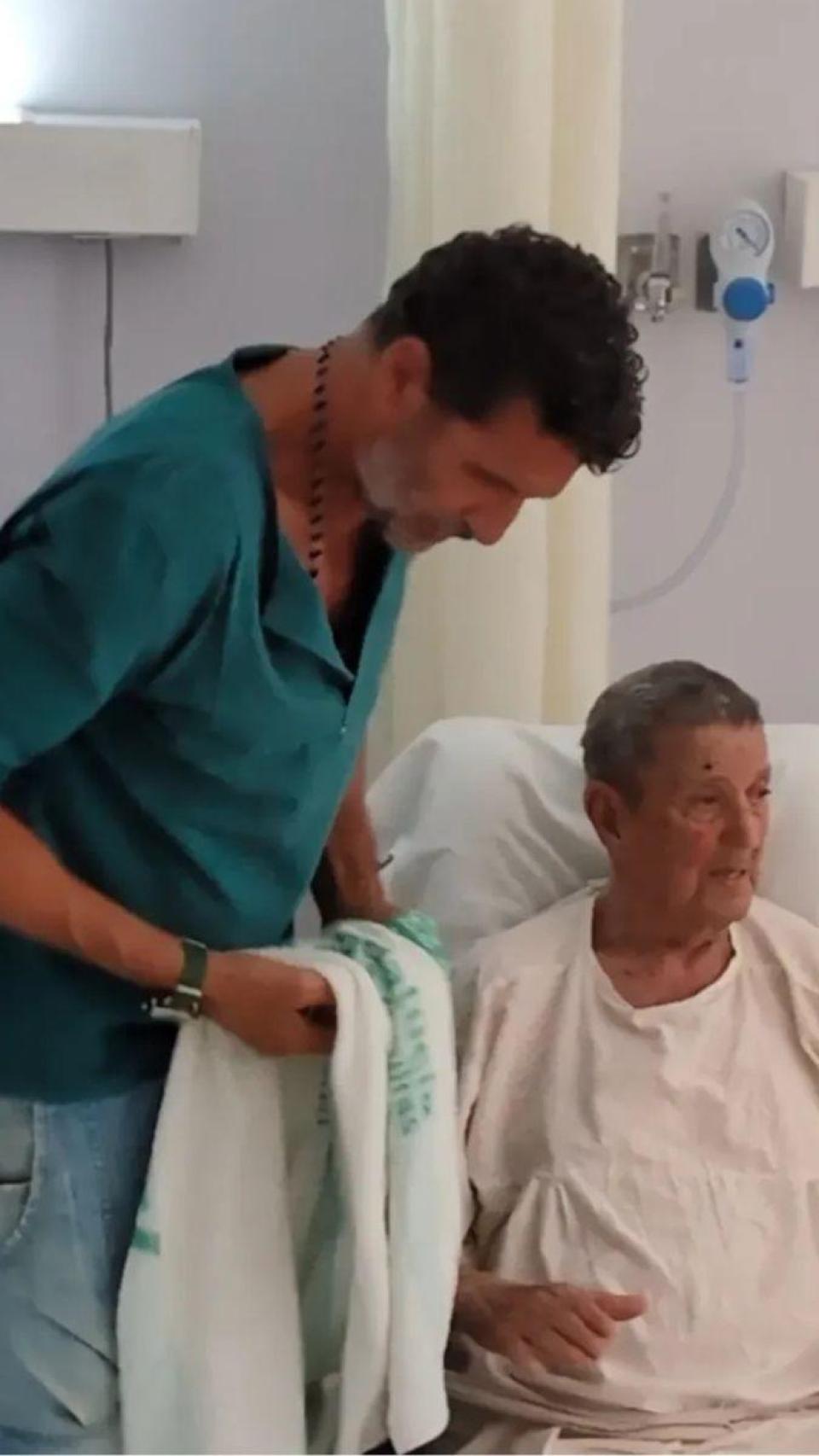 ÓScar Higares, a imagen de sus redes sociales, junto con su padre, Aurelio García.