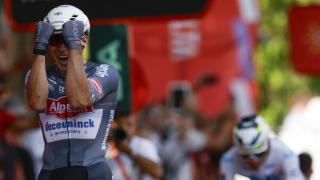 El belga Jasper Philipsen se impone en Novara al sprint y se convierte en el primer maillot rojo de La Vuelta 2025