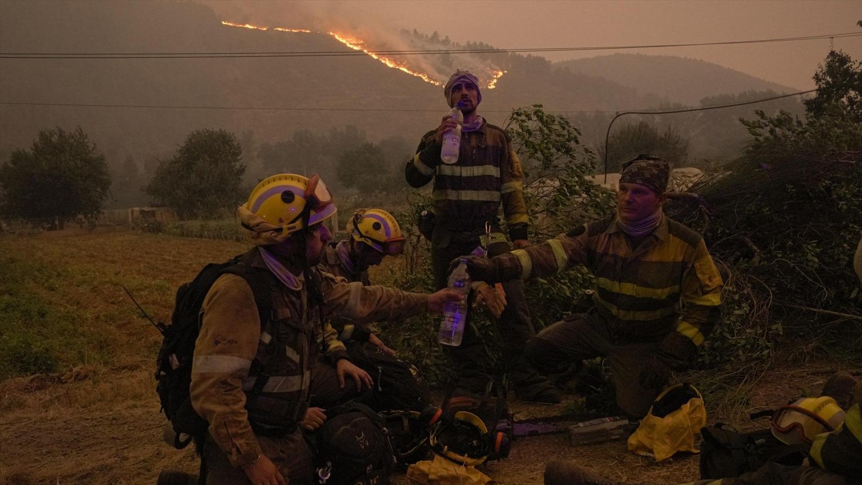 Los bomberos forestales avisan del  exceso de confianza  frente al descenso de fuegos activos:  No hay que bajar la guardia 