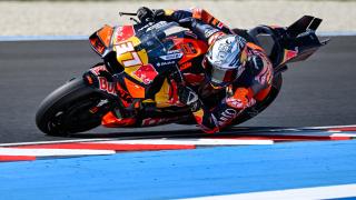 Grave susto en la Q2 del Gran Premio de Hungría de MotoGP: la moto de Acosta sale volando y casi alcanza a un cámara