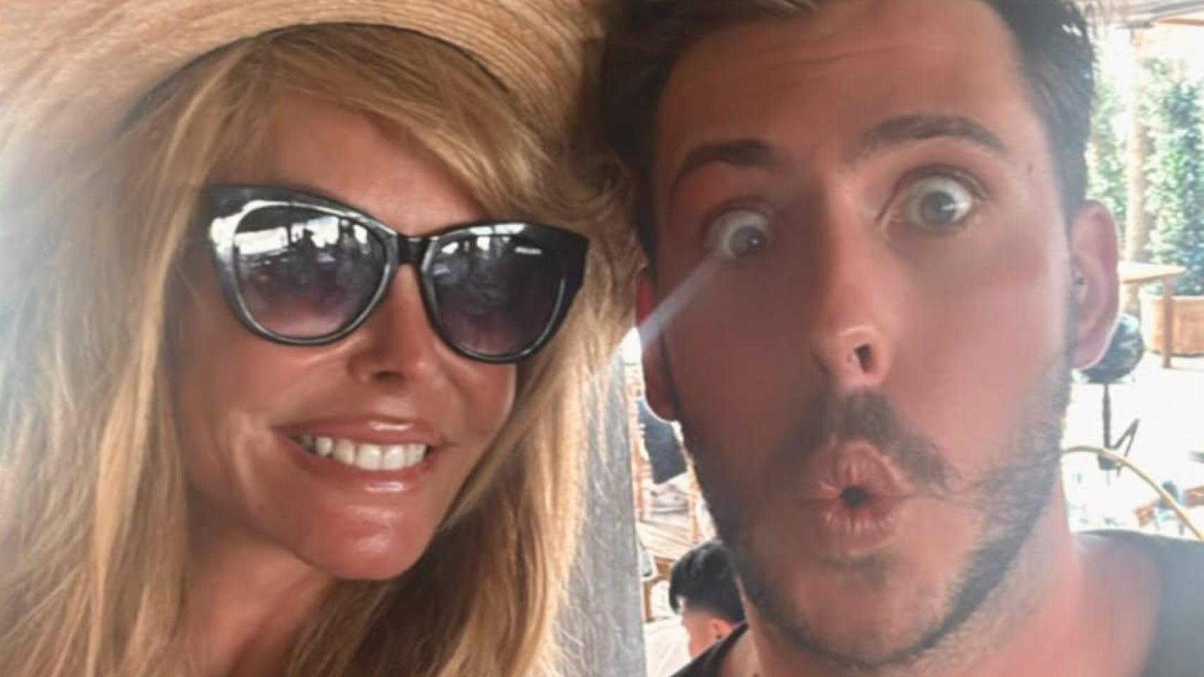 Lara Dibildos, con su hijo mayor, Fran, en una imagen de sus redes sociales.