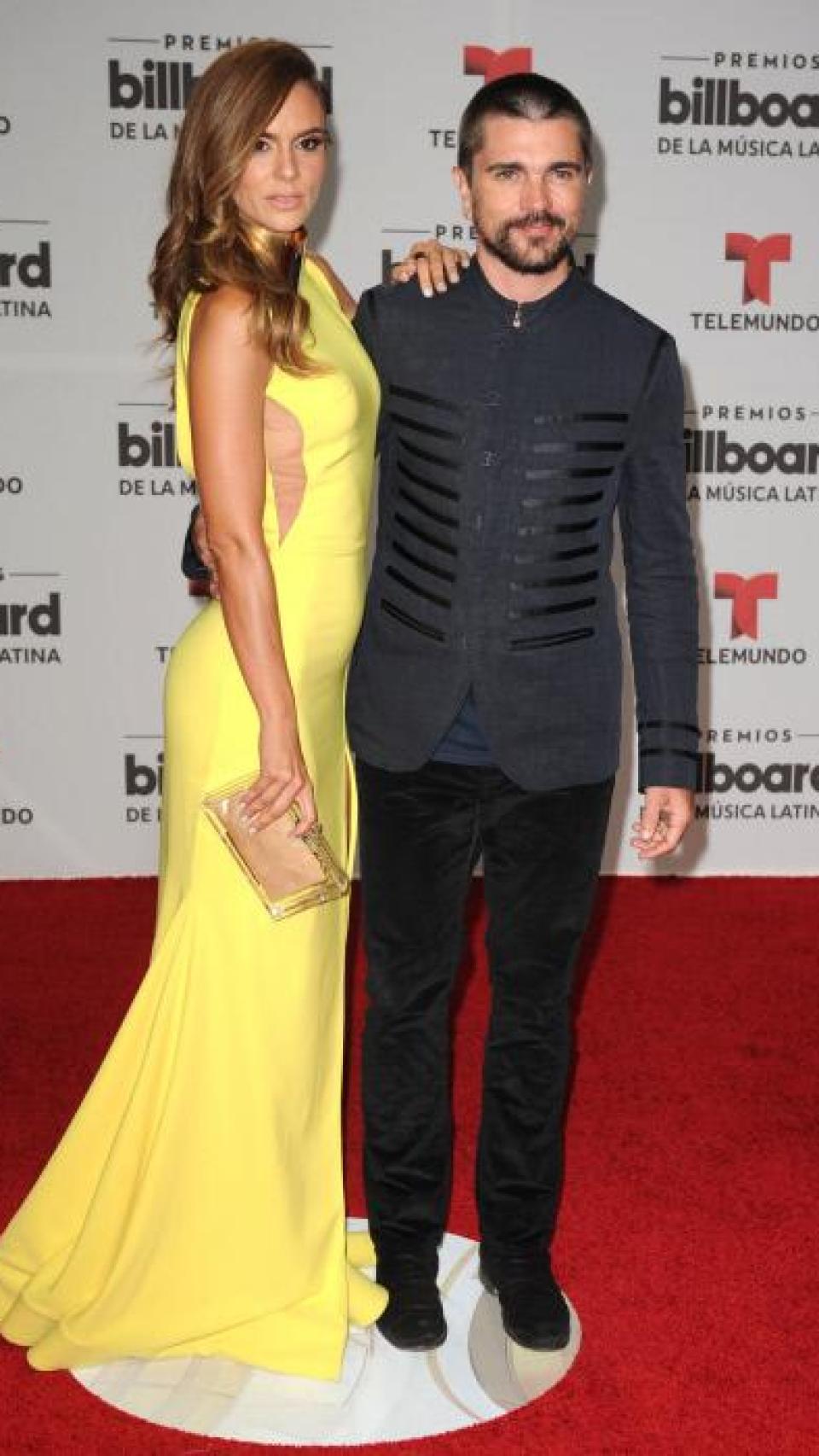 Juanes, con su esposa, Karen Martínez, en los Billboard Latin Music Awards, en 2016.