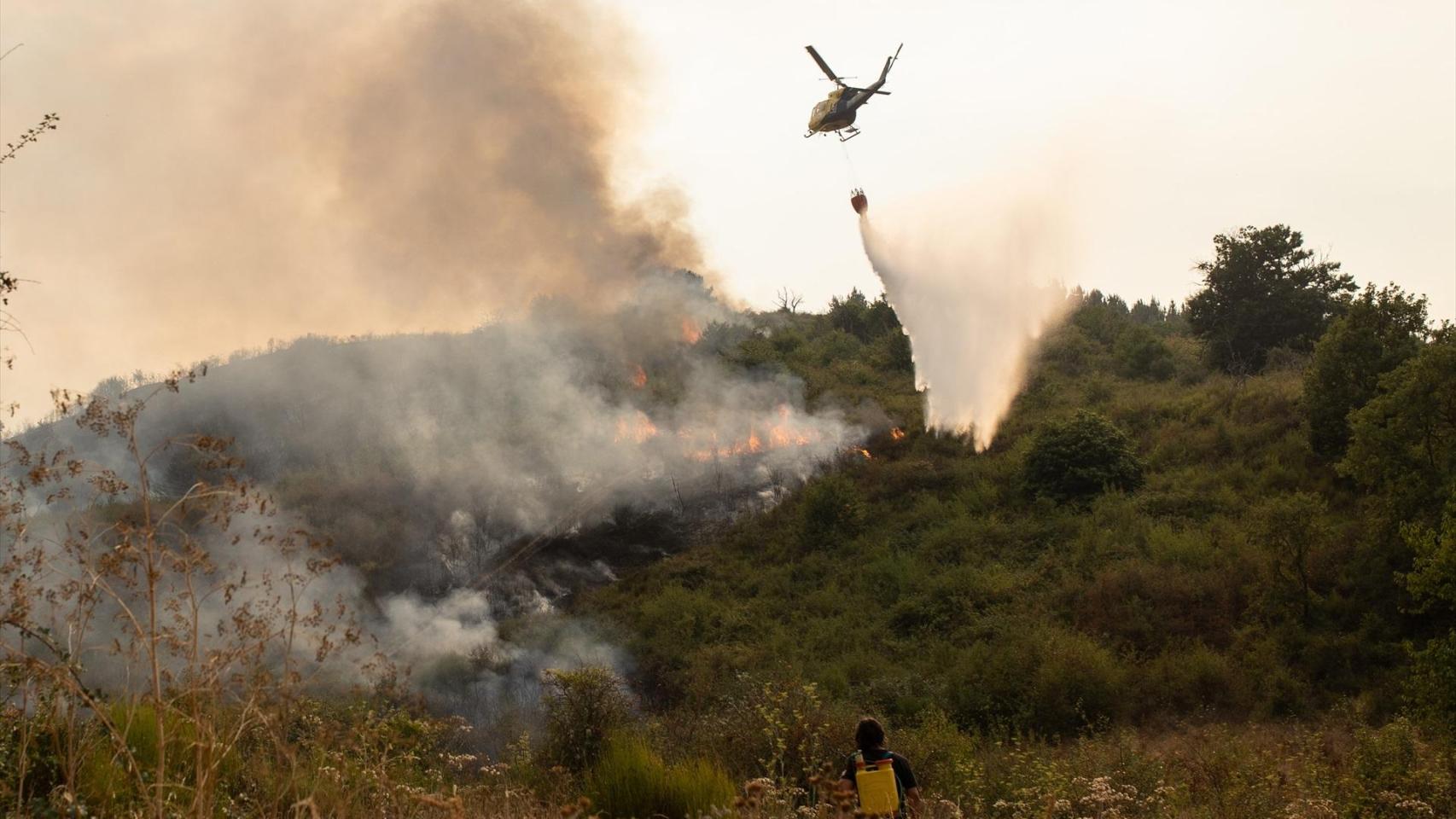 Última hora de los incendios en España, en directo hoy |Los bomberos encuentran restos óseos junto a un coche mientras trabajaban en un incendio en la provincia de Orense