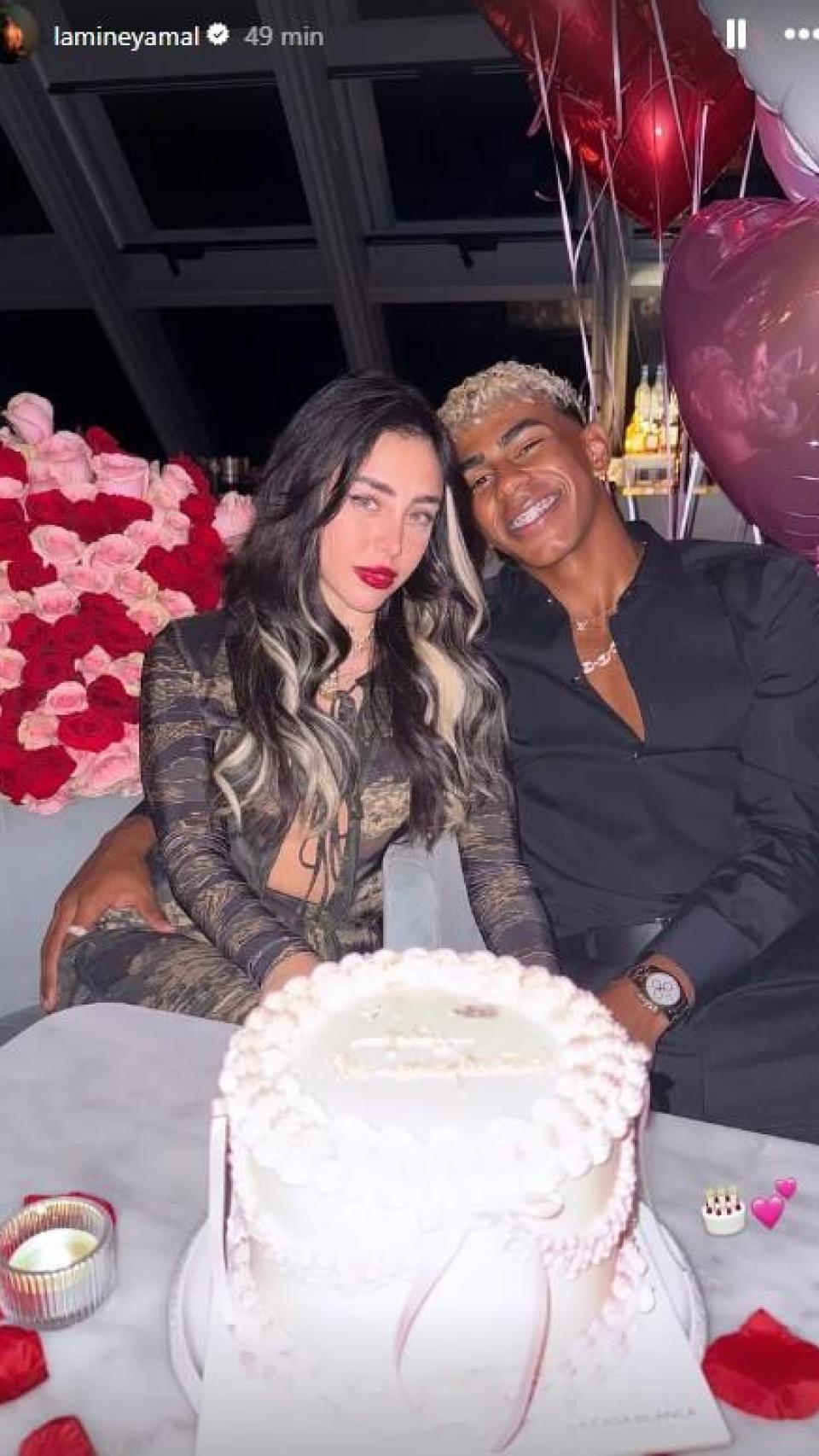Lamime Yamal con Nicki Nicole, en la foto de la confirmación de su amor.