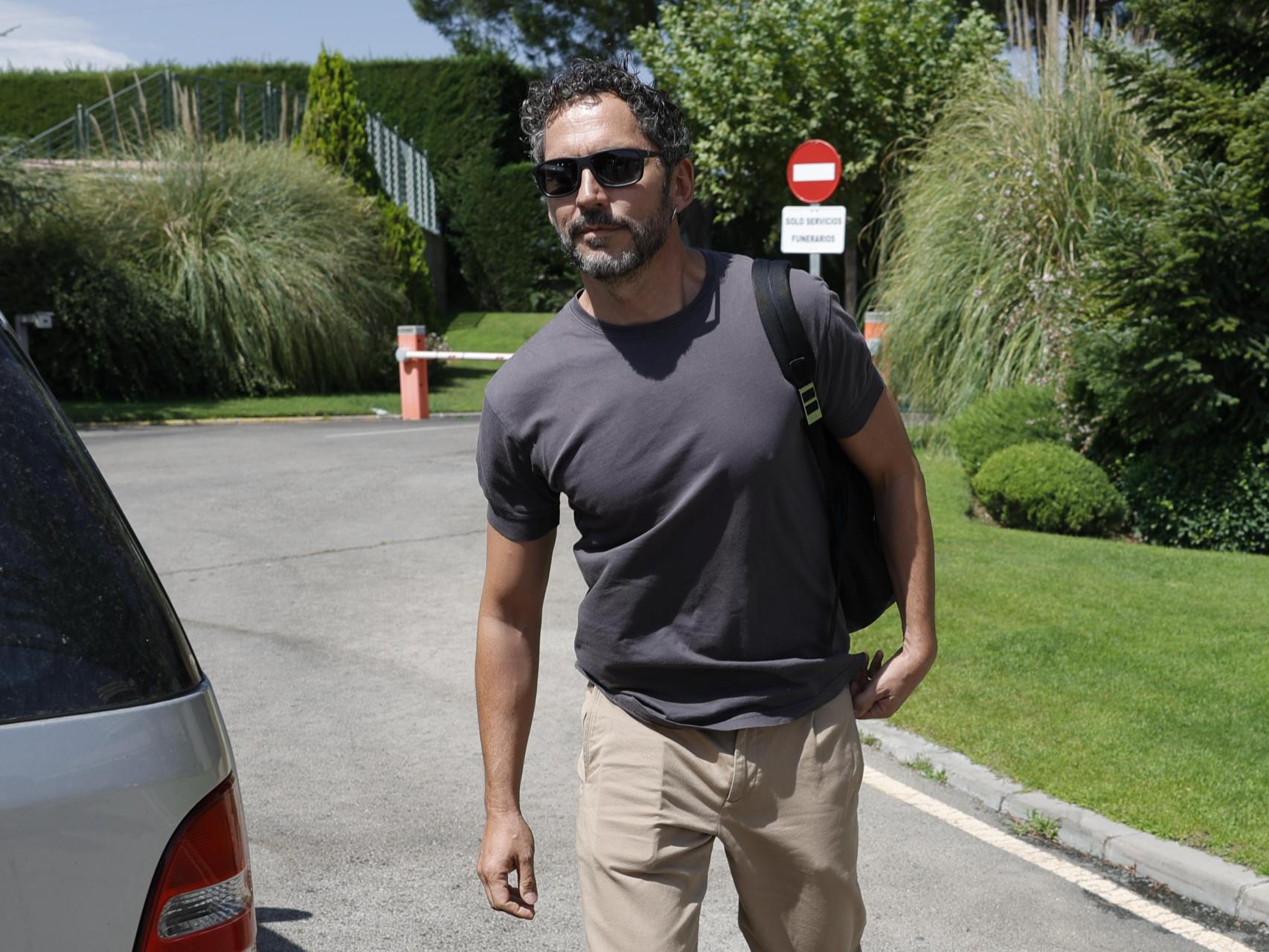 Paco León, destrozado a la salida del tanatorio tras decir adiós a Verónica  Echegui: "¿Qué os digo? No nos lo creemos"
