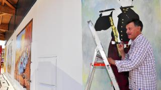 Manuel, el pintor de Torrejón que ha convertido su pueblo en un museo: "He hecho murales para futbolistas y ministros"