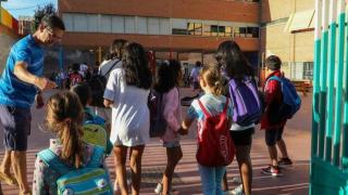 Una madre de Sevilla con dos hijas de 7 y 13 años sobre el inicio del curso escolar: "Necesito una paga doble"