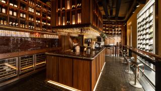 El mejor bar de Sevilla para disfrutar del vino con vistas a la Giralda: buen jamón ibérico y tapas 'gourmet'