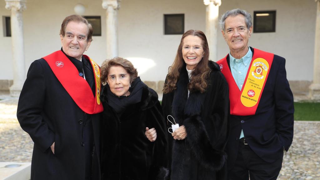 Ramón Arcusa y Manolo de la Calva, al lado de sus esposas, Shura Hall y Mirna Carvajal.