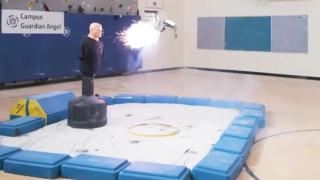 EEUU prueba un nuevo sistema para detener los asaltos armados en sus colegios: drones que disparan gas pimienta