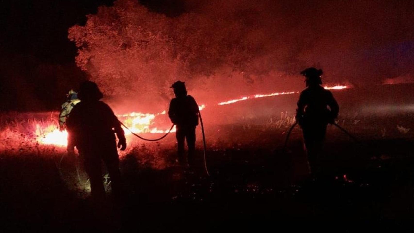 Efectivos del Infoca trabajan en el incendio de El Garrobo del pasado 1 de julio.