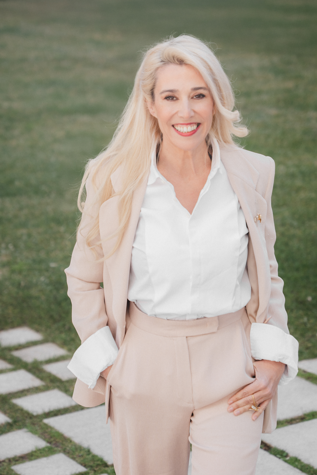 Foto dos de Maria Luisa Gutiérrez con el look dos