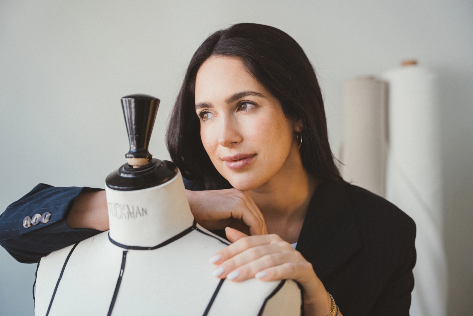 Retrato de Regina Polanco sonriendo sobre un maniquí