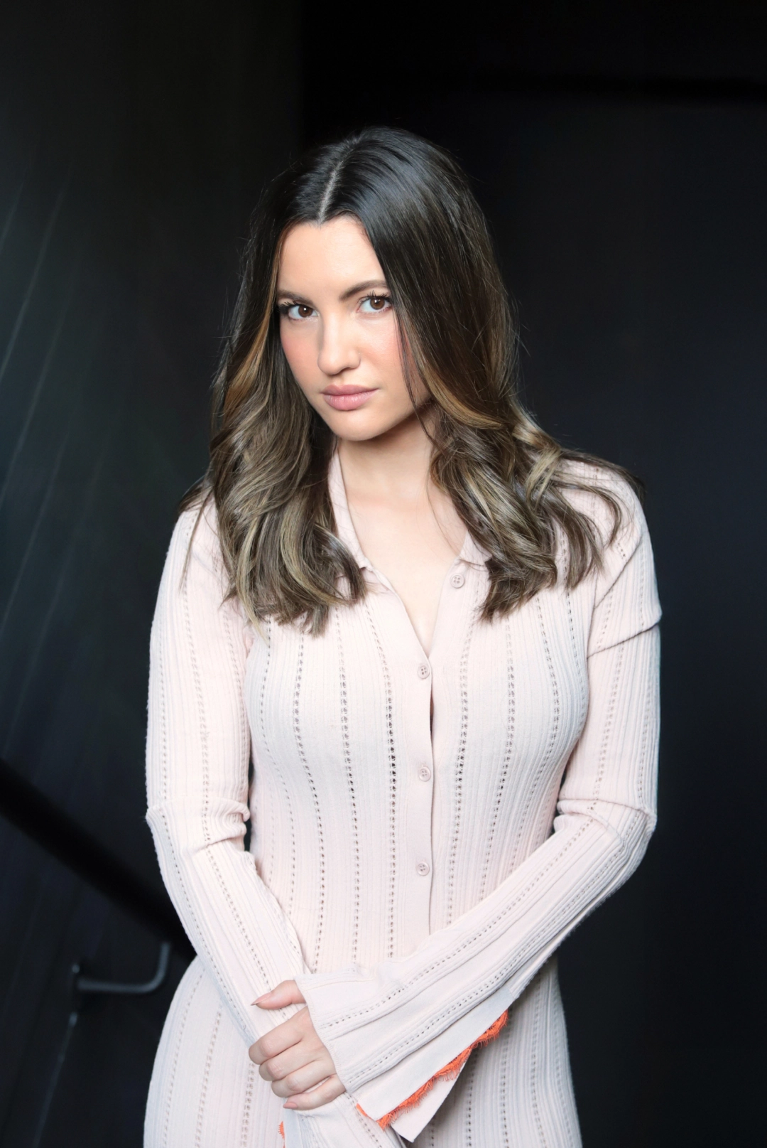 Foto dos de Ivana Baquero con el look dos