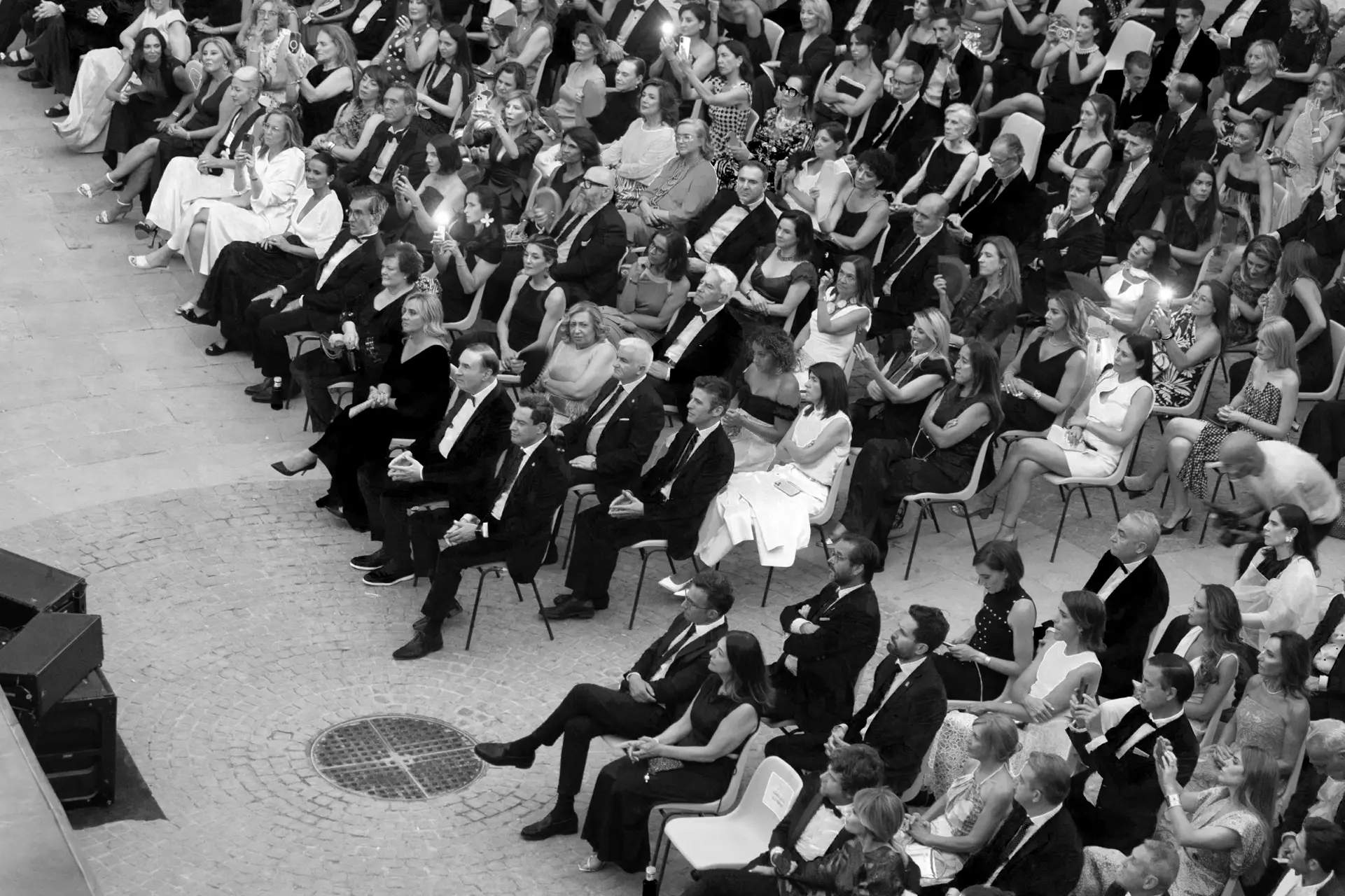 Asistentes sentados durante la gala celebrada en el Palacio de Carlos V