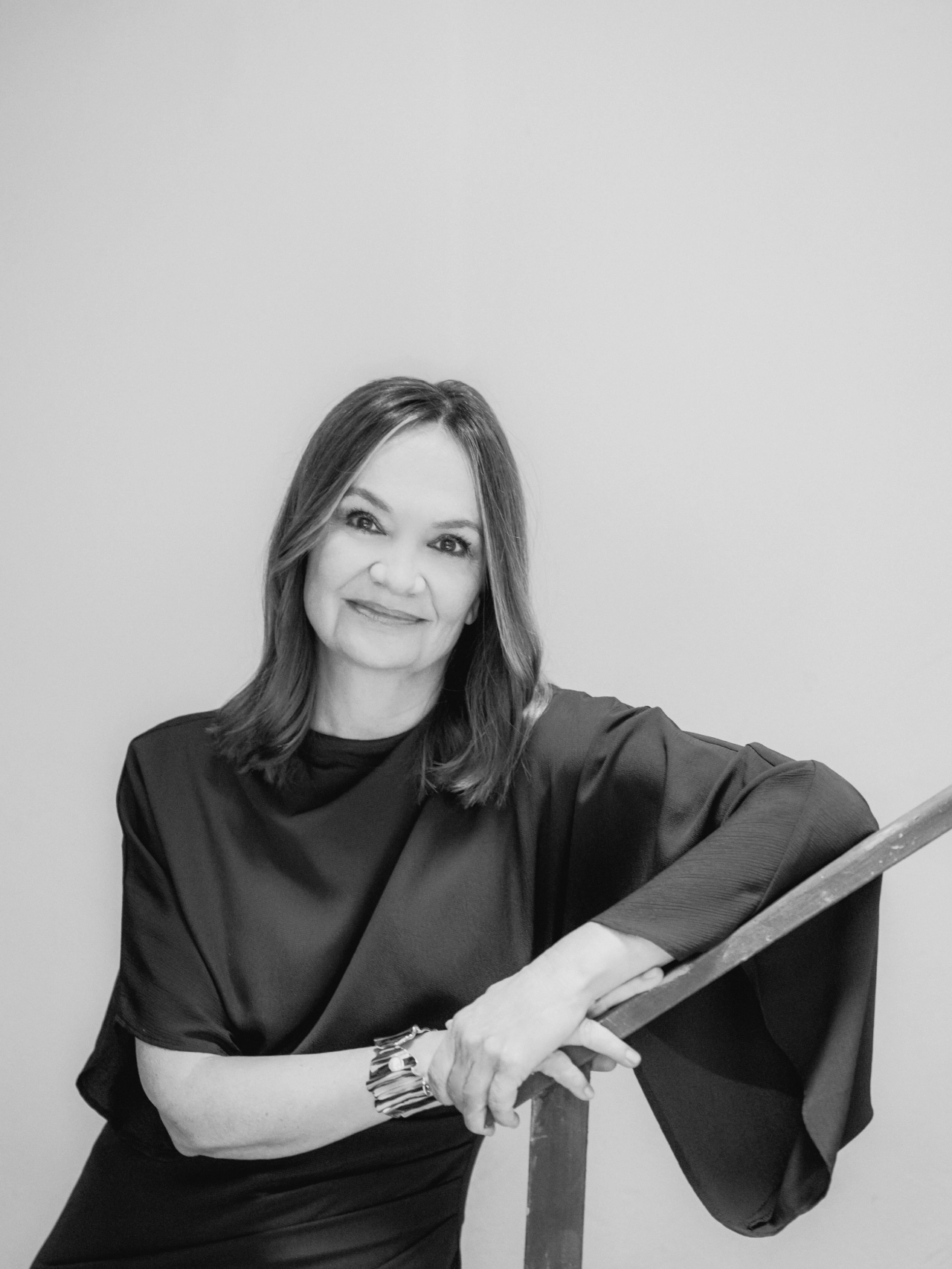 Fotografía de retrato sonriendo de Carol Portabella en el interior de un espacio