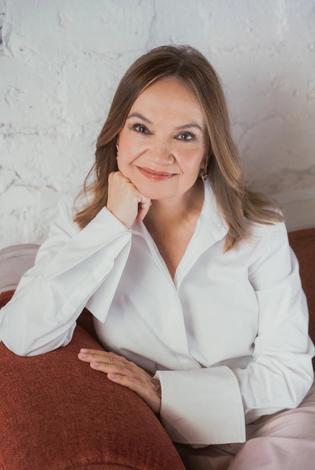 Fotografía de retrato sonriendo de Carol Portabella en un sofá