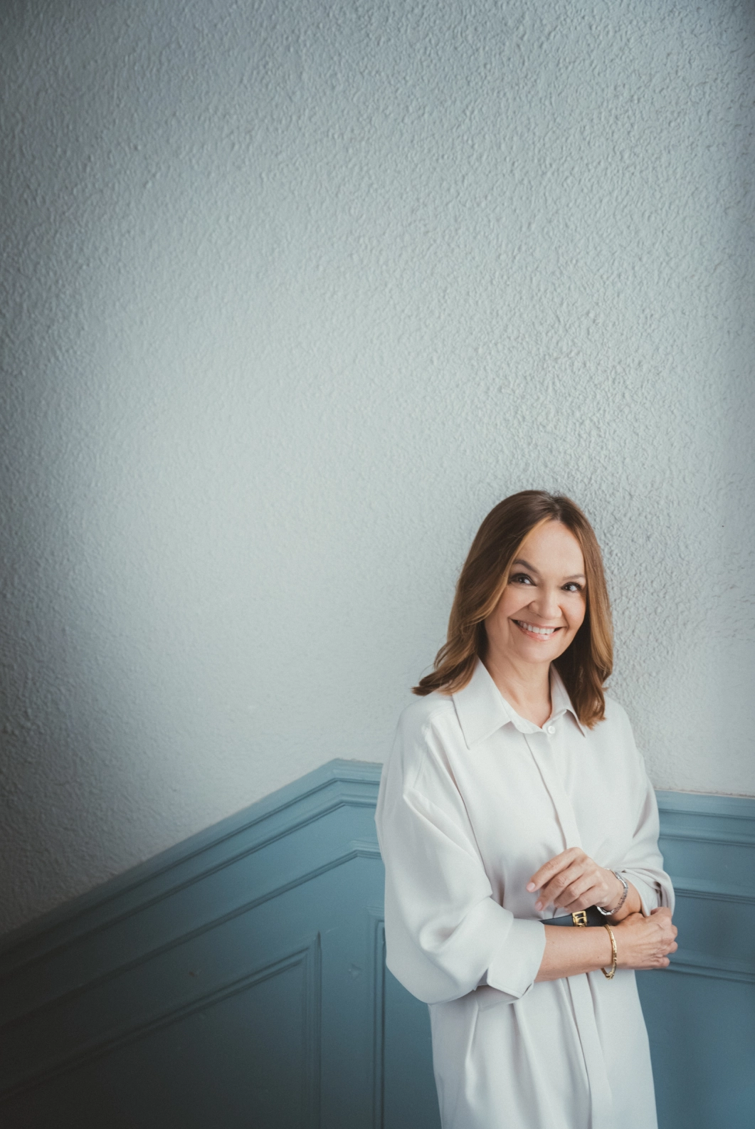 Fotografía de retrato sonriendo de Carol Portabella en una escalera