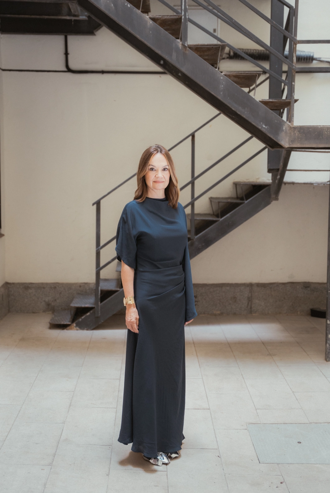 Fotografía de Carol Portabella en el interior de un espacio sentada en una silla