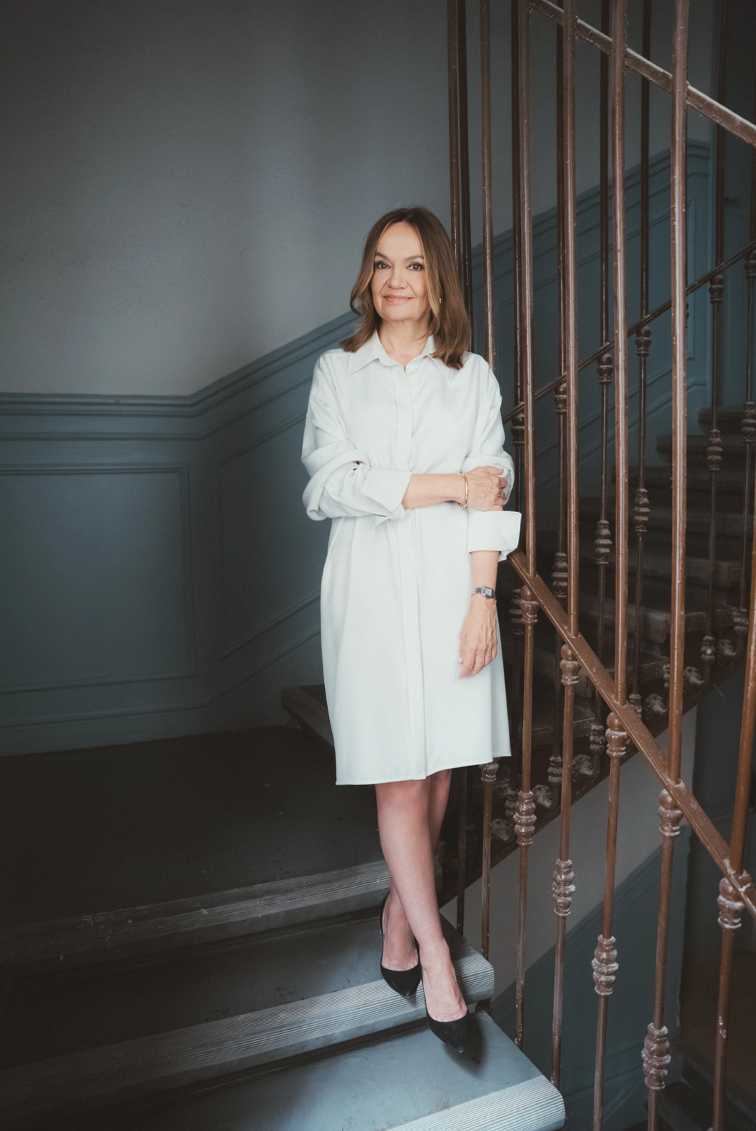 Carol Portabella posando en una escalera de cuerpo entero